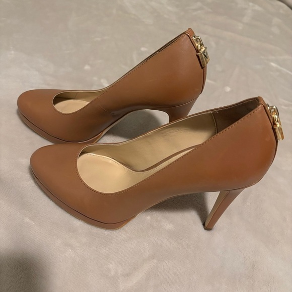 Michael Michael Kors Antoinette Luggage Padlock Leather Platform Pumps Size 7.5M - Picture 10 of 11
